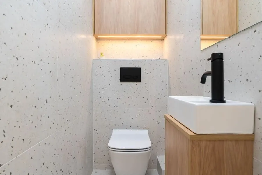 Small bathroom with terrazzo walls, a wall-hung WC and a slim oak vanity