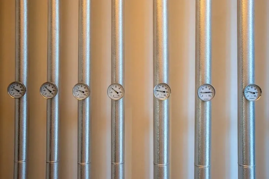 Heating manifold with pressure gauges serving a wet underfloor heating circuit